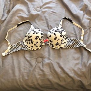 Victoria Secret bra, size 32 D.